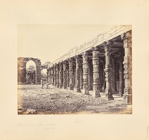 Delhi; columnata de pilares hindúes en el Qutb Minar, lado norte de Samuel Bourne