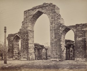 Delhi. Gran arco y pilar de hierro cerca del Qutub Minar, ruinas de la vieja Delhi de Samuel Bourne