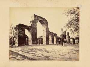 Delhi; el Kutub Minar, vista general de los arcos de Samuel Bourne