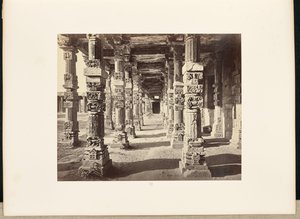 Delhi; El Kutub Minar, vista interior de la columnata oriental de Samuel Bourne
