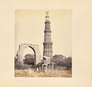 Delhi; El Kutub Minar, con el Gran Arco, desde el Oeste de Samuel Bourne