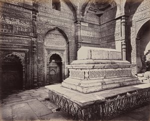 Delhi. Tumba del emperador Shums ooo deen Allomsh, constructor del Qutb Minar en las ruinas de la vieja Delhi de Samuel Bourne