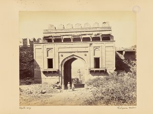 Futtypore Sikri; La Torre de los Elefantes, vista a través de la Puerta de los Elefantes de Samuel Bourne