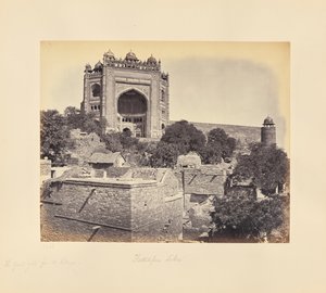Fatehpur Sikri; la gran puerta, desde el pueblo de Samuel Bourne