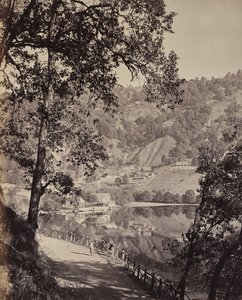 Lago Hyree. Estación de montaña en el Himalaya. Vista del lago Taj con salas de reuniones, Lhutse de Samuel Bourne