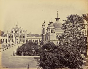 Lucknow; la puerta y el jardín de la Imambara de Hooseinabad de Samuel Bourne