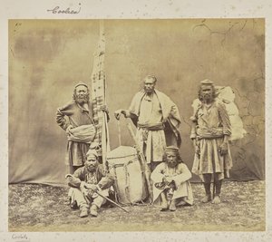 [Trabajadores de montaña en Shimla con Khiltas y Dandy] de Samuel Bourne