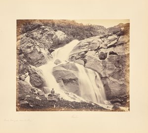 Pequeña cascada sobre Prini, Kulu de Samuel Bourne