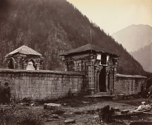 Temple at Naveshera, Kashmir, India de Samuel Bourne