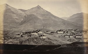 El pueblo de Kibber, en Spiti, con Chikkim a lo lejos de Samuel Bourne