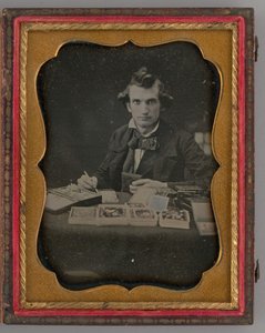 Retrato sin título de hombre sentado sosteniendo un daguerrotipo y un pincel, 1865