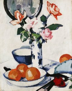 Rosas Rosadas y Mandarinas en un Florero Azul y Blanco con Naranjas en un Cuenco y un Abanico Negro