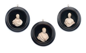 Grupo de tres retratos en alto relieve de Samuel Percy