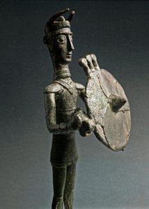 Cultura nurágica (nuraghi) sarda: estatuilla de bronce de guerrero con escudo. Siglos VIII-VII a.C. Museo Nacional Prehistórico Etnográfico 