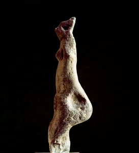 Cultura nurágica (nuraghi) sarda: estatuilla de piedra caliza de Venus esteatopigia (forma de espalda baja) (Venus de Macomer), procedente de Macomer, cerca de Nuoro. Datación del período prenurágico (siglos XXV-XVIII a.C.) Eneolítico. Cagliari, Museo Naci de Sardinia Nuragic Civilization
