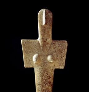 Cultura nurágica (nuraghi) sarda: estatuilla de piedra caliza de la diosa madre, ídolo tipo cicládico, de Senorbì (Región de Trexenta) del período prenurágico (siglo XX a.C.) Eneolítico. Dim. 42 cm Cagliari, Museo Nacional Arqueológico, Cerdeña, Italia