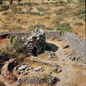 Cultura nurágica (nuraghi) sarda: ruinas de la ciudad nurágica en el sitio megalítico de Losa: una de las torres defensivas. Siglo XV a.C. Abbasanta, Cerdeña, Italia de Sardinia Nuragic Civilization