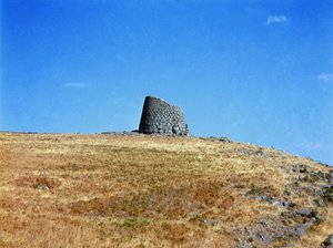 Cultura nurágica (nuraghi) sarda: ruinas de la ciudad nurágica en el sitio megalítico de Macomer: una de las torres nurágicas.
