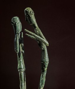 Cultura nurágica (nuraghi) sarda: grupo esculpido de luchadores de bronce. Siglos VIII-VII a.C. Cagliari, Museo Nacional Arqueológico, Cerdeña, Italia de Sardinia Nuragic Civilization
