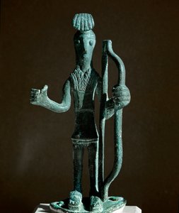 Cultura nurágica (nuraghi) sarda: estatuilla de un guerrero tirando de un arco (falta la lanza) en bronce. Siglo VIII-VII a.C. Cagliari, Museo Nacional Arqueológico, Cerdeña, Italia de Sardinia Nuragic Civilization