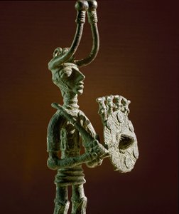 Cultura nurágica (nuraghi) sarda: estatuilla de un guerrero con escudo y espada de bronce. Siglos VIII-VII a.C. Cagliari, Museo Nacional Arqueológico, Cerdeña, Italia