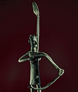 Cultura nurágica (nuraghi) sarda: estatuilla de guerrero tirando de un arco de bronce. Siglos VIII-VII a.C. Cagliari, Museo Nazionale Archeologico, Cerdeña, Italia de Sardinia Nuragic Civilization