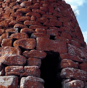 Vista de la entrada del Nuraghe Montecodes (o Monte codes) en Macomer