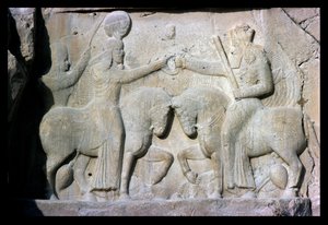 Relieve que representa la investidura del rey Ardashir I (c.210-241) fundador del imperio sasánida en la antigua Persia de Sasanian