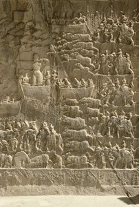 Caza real de jabalíes, posiblemente representando a Khosrow II disparando una flecha desde un bote, relieve del lado de los aivanes, c.620 de Sasanian School