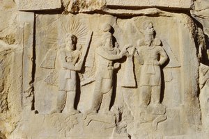 Bajorrelieve de la investidura y victoria de Ardashir II (r.379-83) c.379-83
