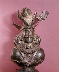 Busto de un rey sasánida en bronce, lleva el atuendo real, cuyo peinado con el globo sostenido por crescentes lunares. Siglos VI-VII. Colección E. Borowski de Sasanian School