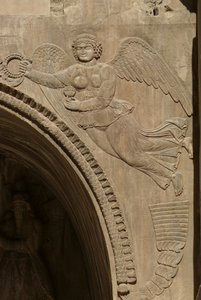 Genio sosteniendo un cuenco de frutas, simbolizando la abundancia, de un tímpano de un aiván, 590-628 de Sasanian School