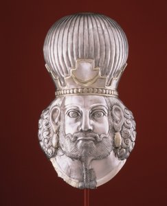 Cabeza de un rey, c. siglo IV (plata, dorado con mercurio) de Sasanian School