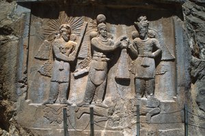 Relieve fuera de las grutas que representa la investidura del Rey Ardeshir II (379-383), de las grutas sasánidas de Taq-e Bostan