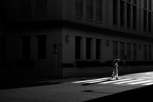 A través de las sombras de la ciudad de Satoshi Hata