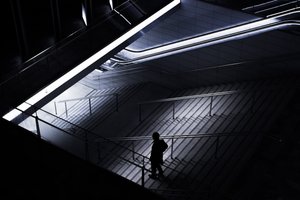 Sombras de una figura solitaria