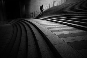 Un hombre subiendo unas escaleras urbanas