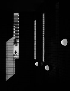 El hombre entre la sombra y la luz