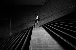 Un hombre en unas escaleras geométricas