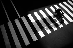 Motocicleta en un paso de cebra de Satoshi Hata
