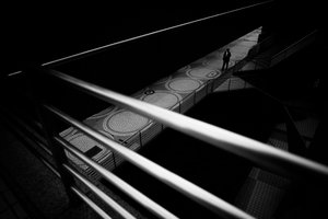 Pasarela urbana «El hombre solitario»