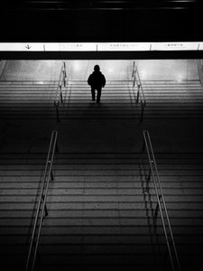 Paseo solitario hacia abajo