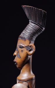 Detalle de una fina arpa Magbetu con la cabeza de perfil (madera) de School African