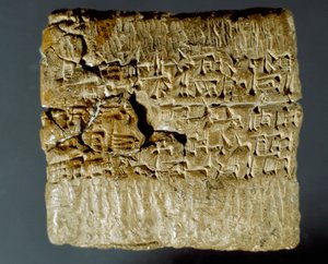 Civilización asiria: caja grabada con caracteres cuneiformes sobre la producción de dos minas de plata. Estambul, Museo Arqueológico