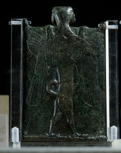 Arte oriental, Asiria (Mesopotamia): folleto que representa un exorcismo (bronce, reverso), Antigüedad. París, Museo del Louvre