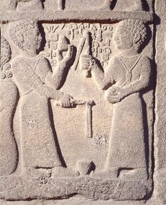 Relieve que representa a dos niños jugando con un trompo, de Carquemis, Turquía, neo-hitita
