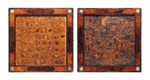 Una marquetería de madera de frutal tallada en relieve montada en plata de Bohemia y una caja de juegos plegable de nogal