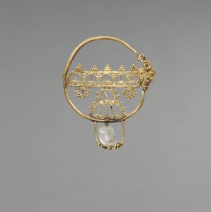 Pendiente con calado, período bizantino temprano, 600-800 de School Byzantine