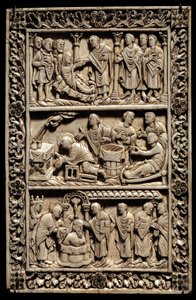Arte carolingio: milagro del Santo Bulbo, díptico de marfil que representa en la parte superior, la resurrección de una joven, en el centro un bautismo de enfermos, en la parte inferior el bautismo de Clodoveo I (466-511) en presencia de la reina Clotilde 