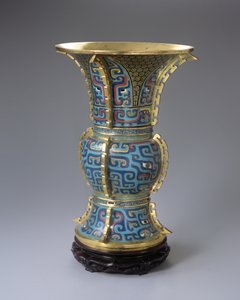 Jarrón en forma de Zun y soporte (esmalte cloisonné y zitan)